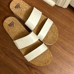 Size 10 women’s reef sandals